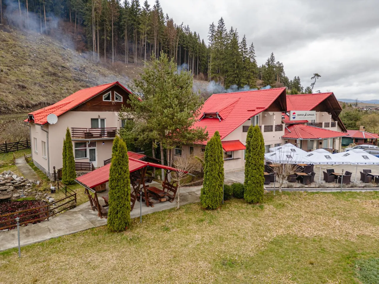 Pensiunea și restaurantul Căprioara, cu grădina și terasa