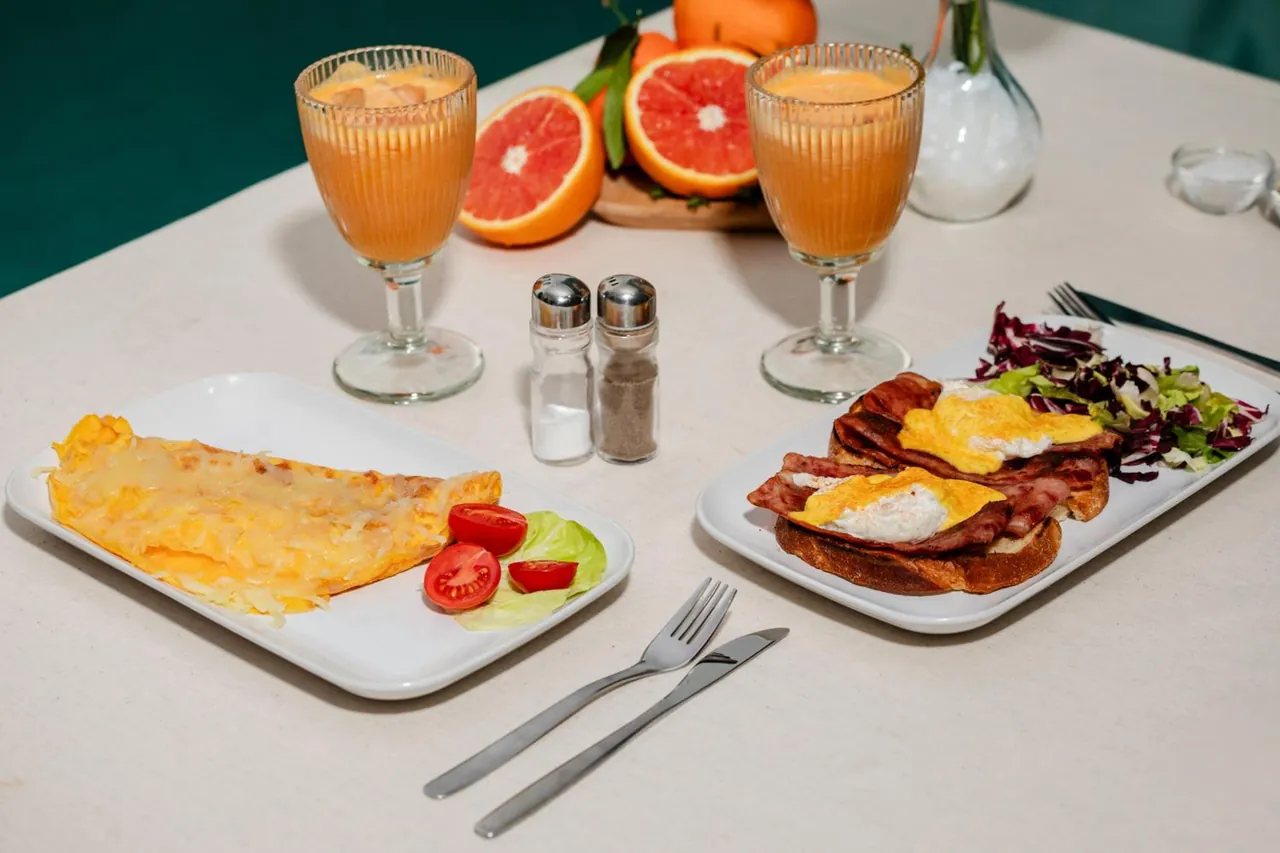 Mic dejun cu omletă, ouă cu bacon și fresh de portocale