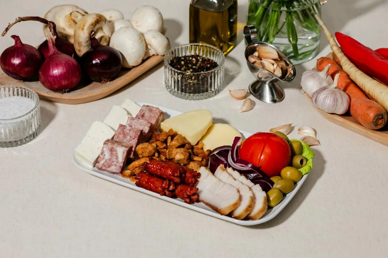 Platou rece cu mezeluri, brânzeturi și legume