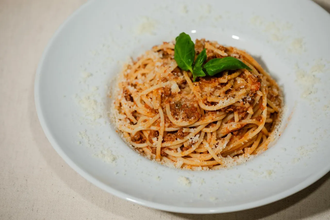 Spaghete cu sos și parmezan