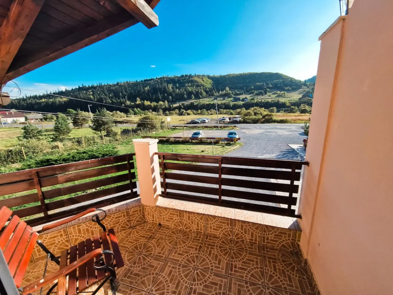Balcon cu vedere la dealurile împădurite din jurul Topliței